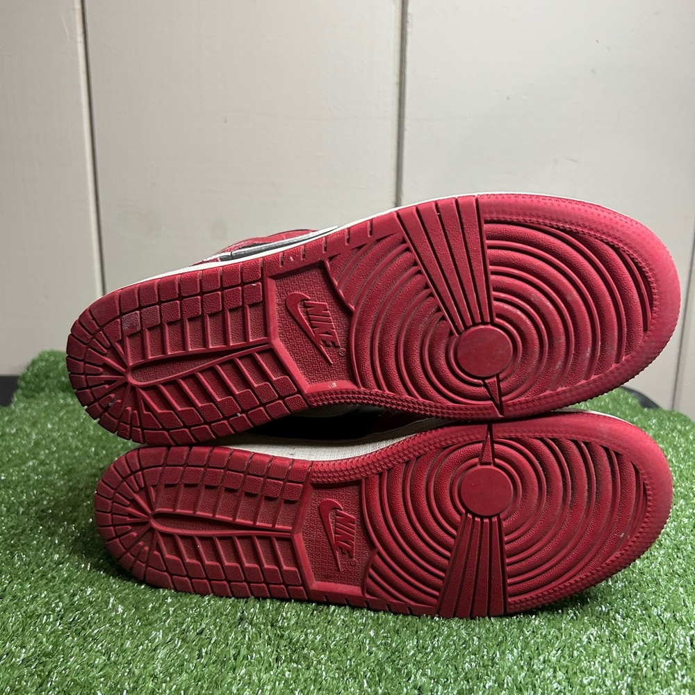 Size 6Y- Jordan 1 Mid
Gym Red Black White (2024) GS - Picture 5 of 6